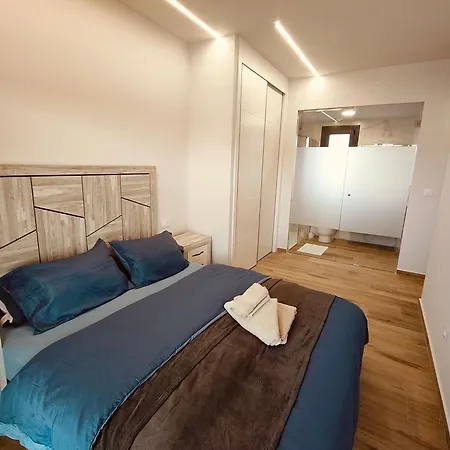 Claudia Luxury Near The With A Pool, Gym, And Secure Gated Parking Apartment
